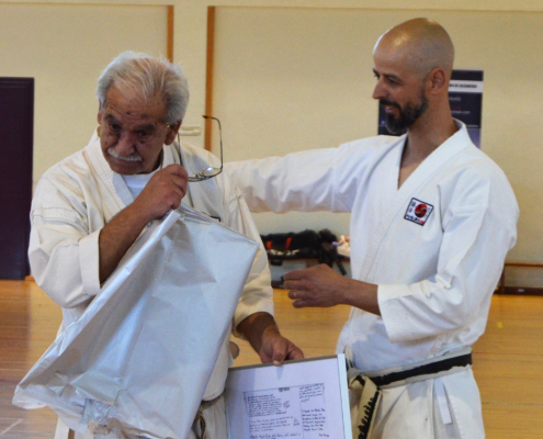 Mestre Pedro visivelmente emocionado com a homenagem.