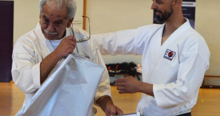 Mestre Pedro visivelmente emocionado com a homenagem.