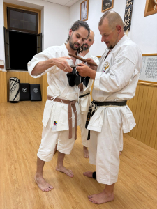 O momento da oferta da tanto ao Sensei Aljosa.