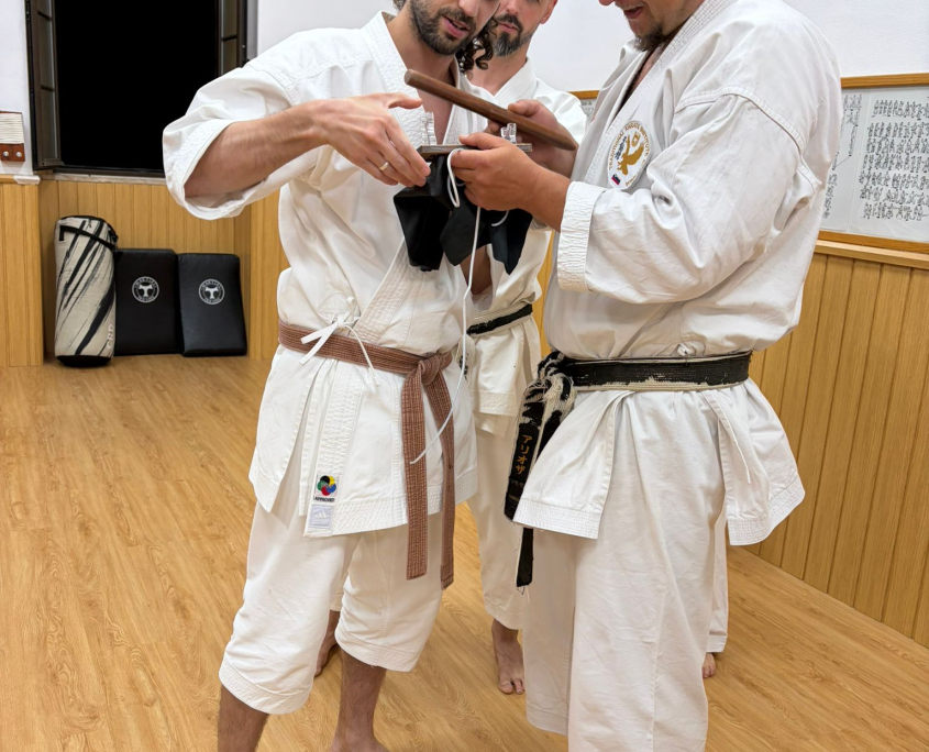 O momento da oferta da tanto ao Sensei Aljosa.