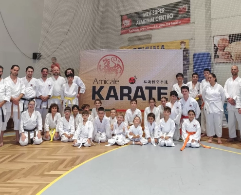 Grupo de alunos e instrutores do Clube de Karaté Alcanena no exame de graduações