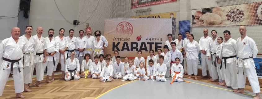 Grupo de alunos e instrutores do Clube de Karaté Alcanena no exame de graduações